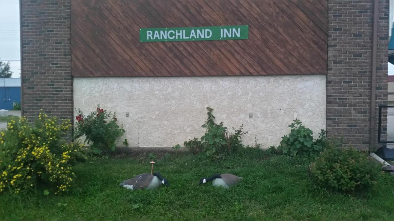 Ranchland Inn Nanton Exteriör bild