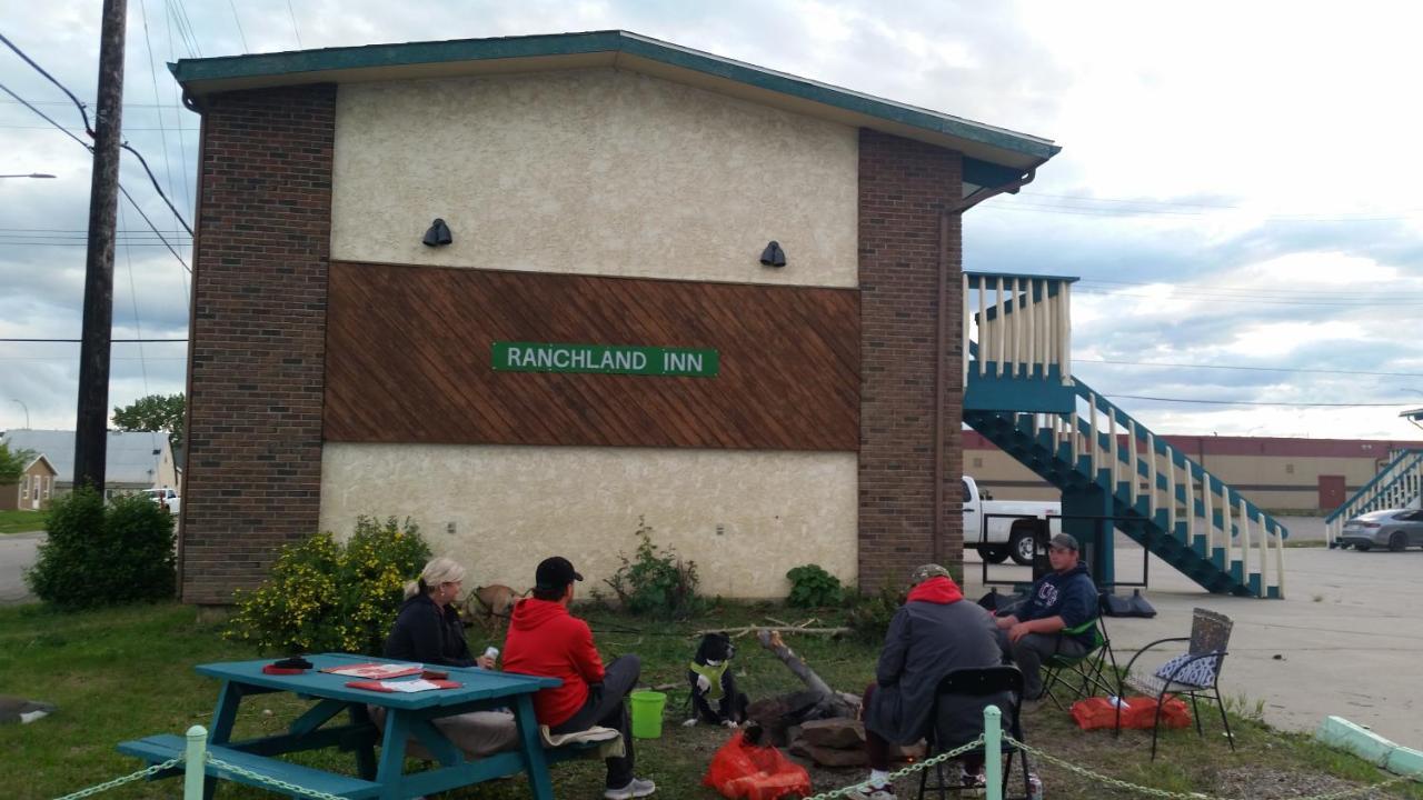 Ranchland Inn Nanton Exteriör bild