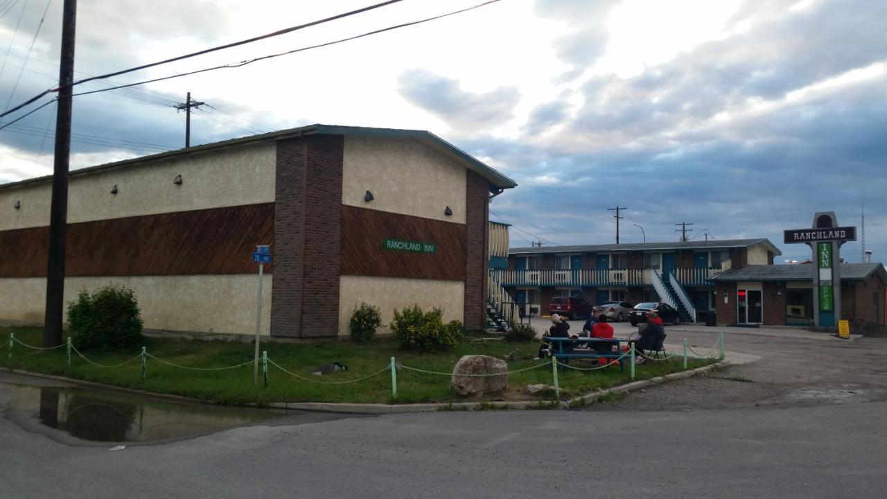 Ranchland Inn Nanton Exteriör bild