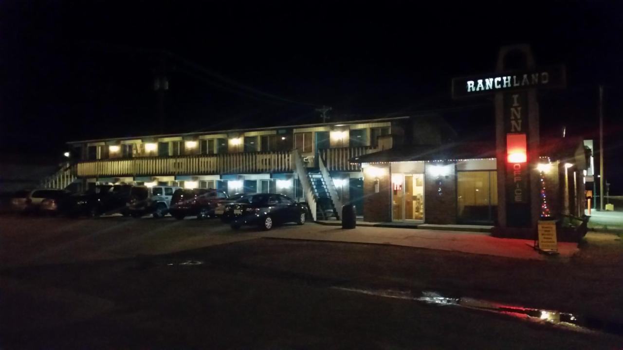Ranchland Inn Nanton Exteriör bild