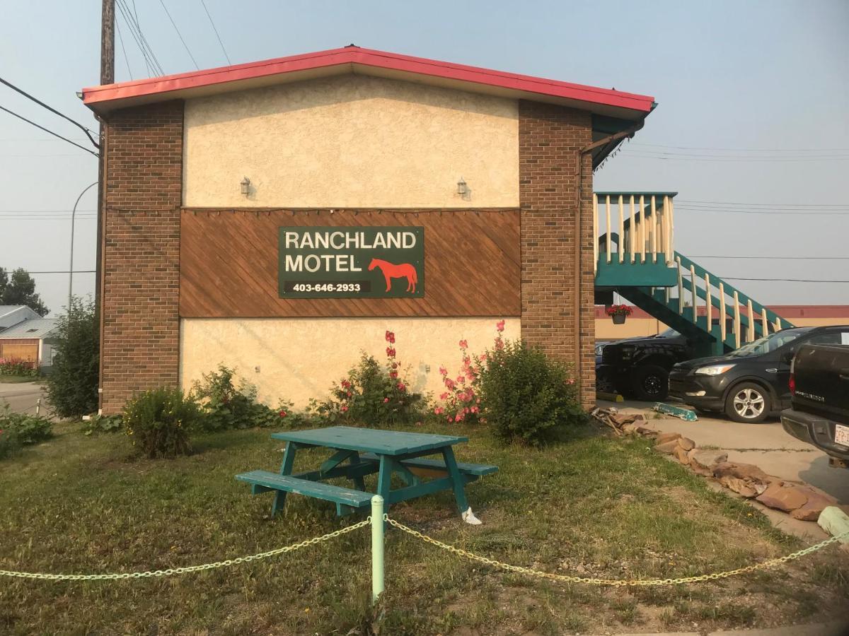 Ranchland Inn Nanton Exteriör bild