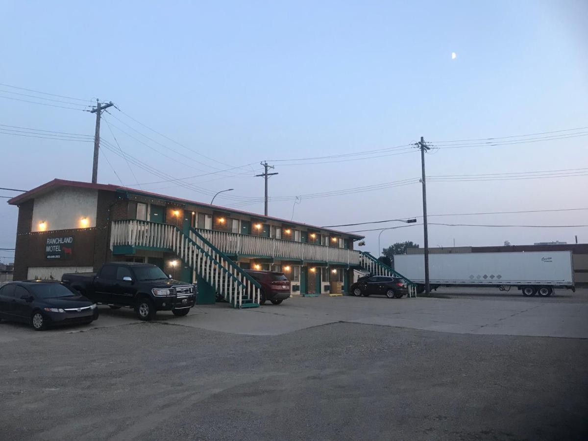 Ranchland Inn Nanton Exteriör bild