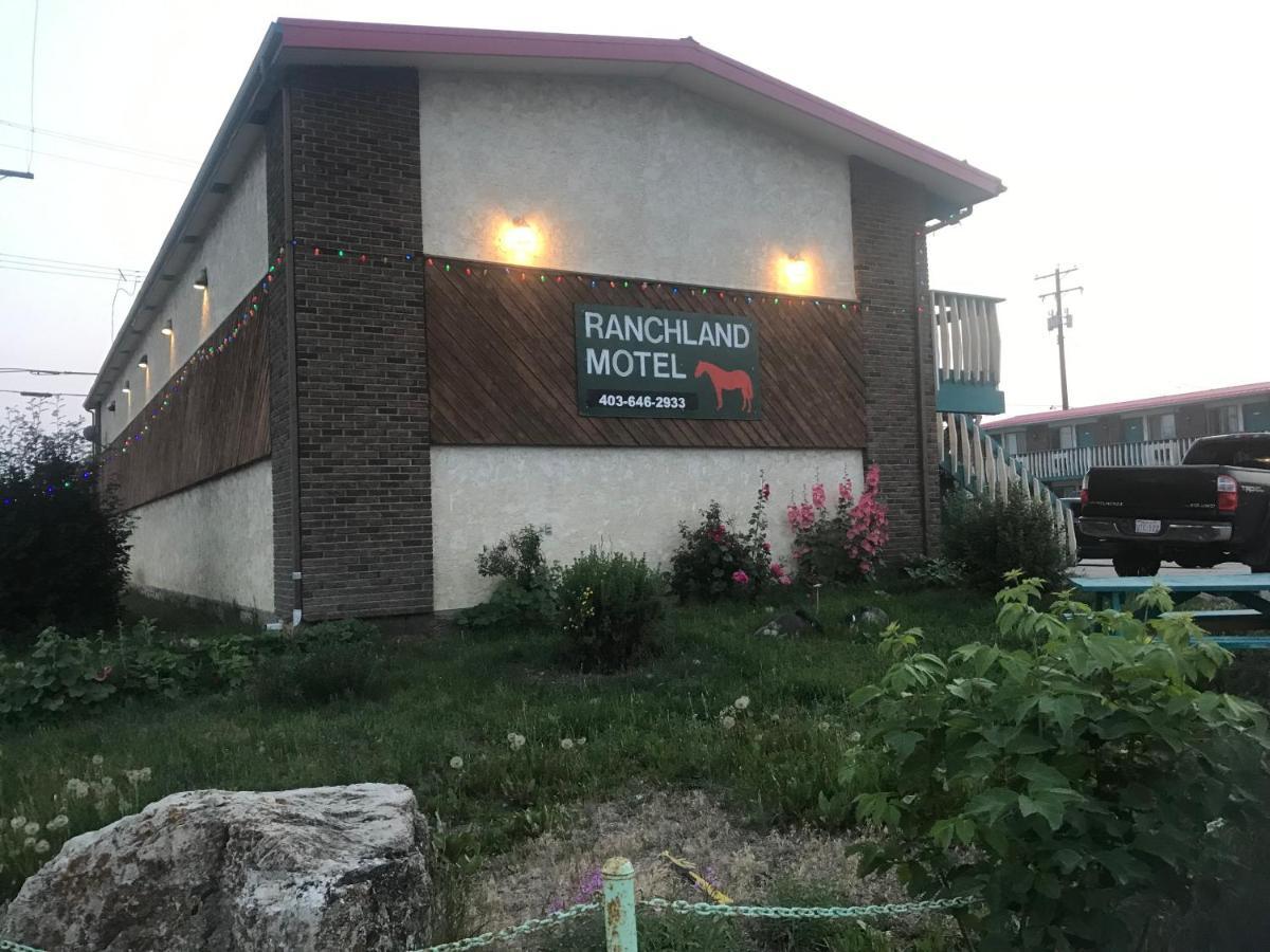 Ranchland Inn Nanton Exteriör bild