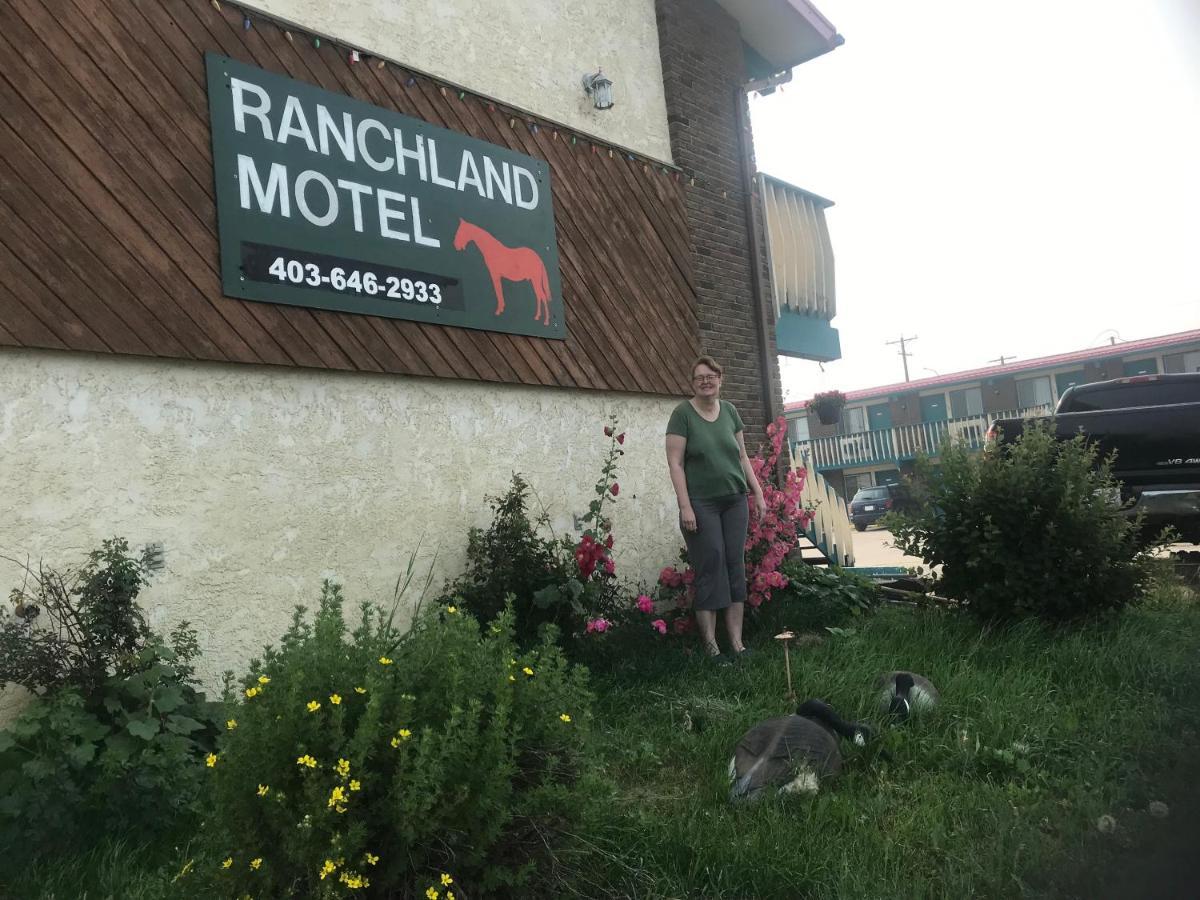 Ranchland Inn Nanton Exteriör bild